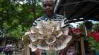 Zimbabwe’s inventive Valentine’s: Cash bouquets and scrap metal hearts